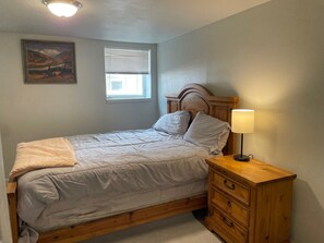 3 bedrooms, WiFi, bed sheets - Cozy 3-bedroom garden level, dog friendly, in the heart of Greeley (Greeley)