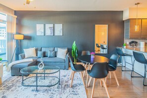 Comfort appartement, 1 slaapkamer, keuken | 1 slaapkamer, een bureau, een laptopwerkplek, verduisterende gordijnen