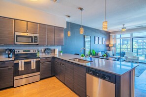Appartement supérieur, 1 chambre, non-fumeur, vue sur la ville | Cuisine privée | Réfrigérateur grande capacité avec congélateur, four à micro-ondes