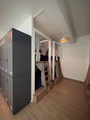 Gemeinsamer Deluxe-Schlafsaal, Nur Männer | Individuell dekoriert, individuell eingerichtet, Bettwäsche