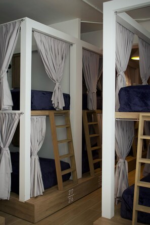 Deluxe Shared Dormitory, Men only | Individually decorated, individually furnished, bed sheets - Hostal Morada (Puebla)