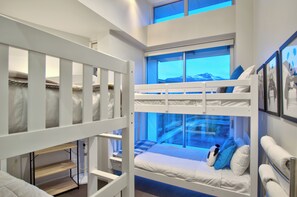 4 chambres, bureau, fer et planche à repasser, lit parapluie