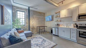 Executive Apartment, 2 Bedrooms, Non Smoking, Private Bathroom | Living area