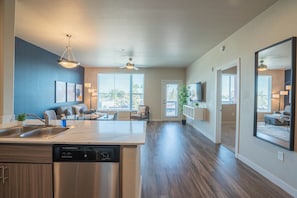 Full-size fridge, microwave, oven, stovetop - ROVE LIVING/KL - V on Broadway (Tempe)