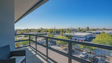 Departamento ejecutivo, 1 cama Queen size y sofá cama, para no fumadores, balcón | 1 habitación, escritorio y espacio para trabajar con laptop