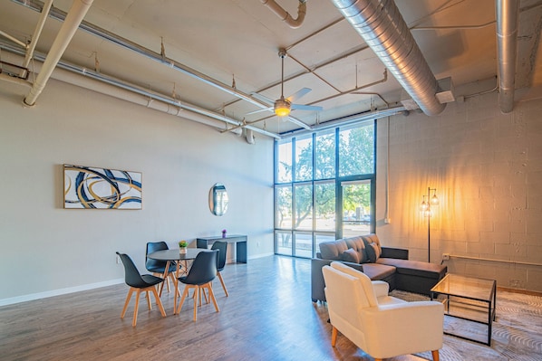 Standard Apartment, 1 Bedroom, Non Smoking, Microwave | Living area