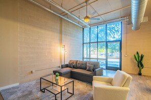 Leilighet – basic, 1 soverom, kjøkken | Oppholdsområde | En 55-tommers smart-TV med digitale kanaler