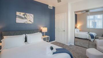 Appartamento Elite, 3 camere da letto, non fumatori, frigorifero e microonde | 2 camere, una scrivania, postazione laptop, tende oscuranti