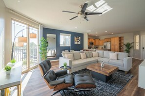 Appartement Deluxe, non-fumeurs, cuisine | Coin séjour | TV connectée de 55 pouces avec chaînes numériques