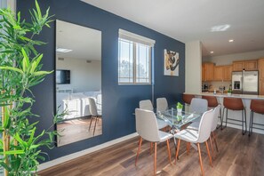 Deluxe appartement, niet-roken, keuken | Dineerruimte