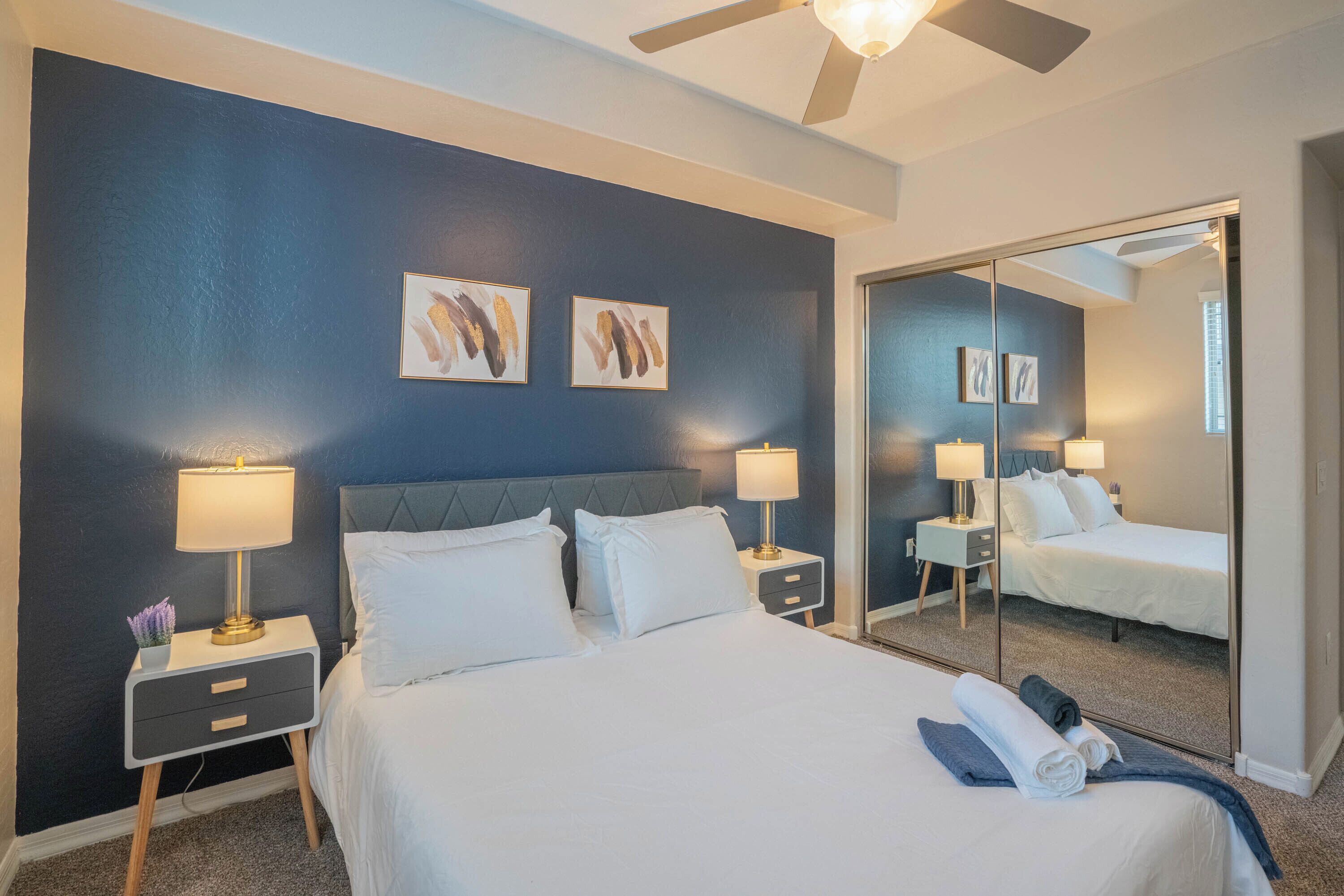 Una scrivania, postazione laptop, tende oscuranti, ferro/asse da stiro