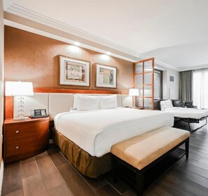 1 bedroom, desk, iron/ironing board, free WiFi - SVS: Remodeled Strip View Studio | Private Balcony | Signature at MGM (Las Vegas)