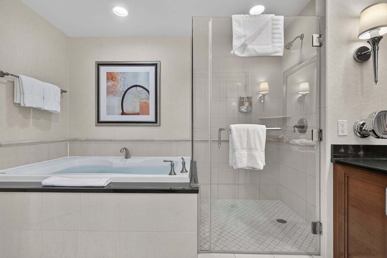 Een douche, een bubbelbad, een haardroger, handdoeken