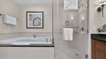 Een douche, een bubbelbad, een haardroger, handdoeken