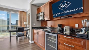 Coffee/tea maker, fridge, microwave, stovetop