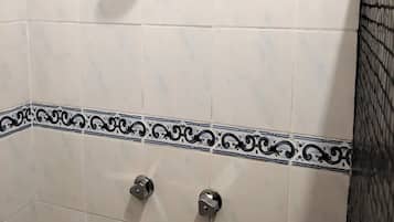 Standard-Doppelzimmer, Balkon | Badezimmer | Dusche, Haartrockner, Handtücher, Seife