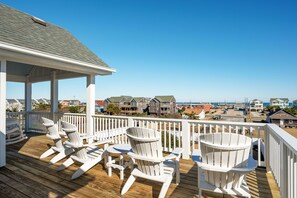 NH276: Toes in the Sand | TL Sun Deck