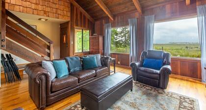 🌤🏡 Big Bay Cabin - Humboldt Bay Views, Cozy, Centrally Located 🌊