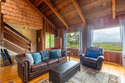 🌤🏡 Big Bay Cabin - Humboldt Bay Views, Cozy, Centrally Located 🌊