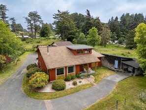 Exterior - π€π‘ Big Bay Cabin - Humboldt Bay Views, Cozy, Centrally Located π (Eureka)