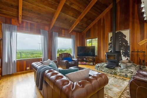 🌤🏡 Big Bay Cabin - Humboldt Bay Views, Cozy, Centrally Located 🌊