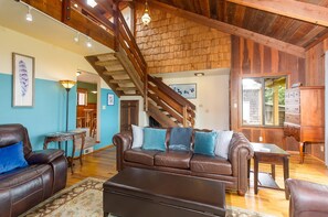 Smart TV, DVD player, video library, offices - π€π‘ Big Bay Cabin - Humboldt Bay Views, Cozy, Centrally Located π (Eureka)