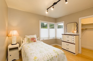 4 bedrooms, desk, iron/ironing board, free WiFi