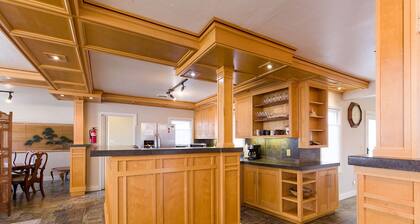 🏡 Newly Relisted! Henderson Haven- In the Heart of Eureka, Spacious, Deck/BBQ!