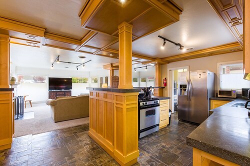 🏡 Newly Relisted! Henderson Haven- In the Heart of Eureka, Spacious, Deck/BBQ!
