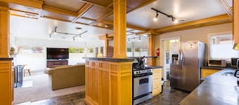 🏡 Newly Relisted! Henderson Haven- In the Heart of Eureka, Spacious, Deck/BBQ!