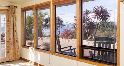 ⚓️ 🌊Nautical Escape- Bay Views, Patio, Near HWY101
