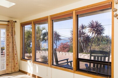 ⚓️ 🌊Nautical Escape- Bay Views, Patio, Near HWY101