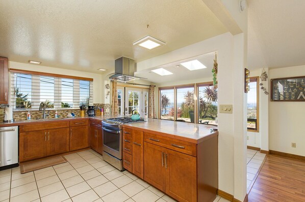 ثلاجة، ميكروويف، فرن، موقد طهي مسطح