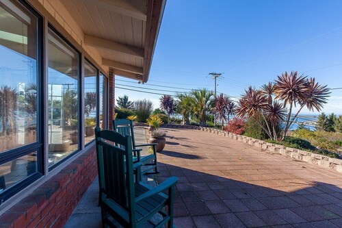 ⚓️ 🌊Nautical Escape- Bay Views, Patio, Near HWY101