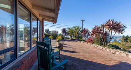 ⚓️ 🌊Nautical Escape- Bay Views, Patio, Near HWY101