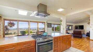 ثلاجة، ميكروويف، فرن، موقد طهي مسطح