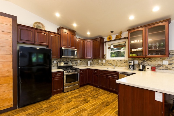 Frigorífico, microondas, horno y placa de cocina