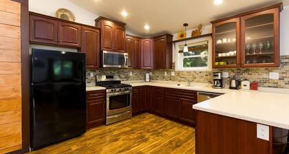 🏡 Hillcrest Hideaway- Tucked Away Cozy Comfort and Convenience 🌳