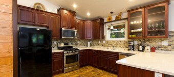 Newly Re-listed!🌲🏡 Hillcrest Hideaway- Tucked Away Cozy Comfort and Convenience 🌳