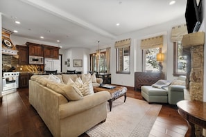 Smart TV, fireplace, video games, DVD player - Gondola to ski,  AC, Pool, Private Hot Tub, Close to Everything (Park City)
