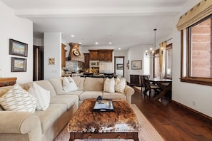 Smart TV, fireplace, video games, DVD player - Gondola to ski,  AC, Pool, Private Hot Tub, Close to Everything (Park City)