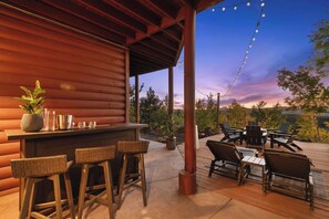 Outdoor dining - Wow views! 5BR, 4B, 3 Kings, Hot Tub & Sauna spa area, 85" TV, Pool Table (Jefferson)
