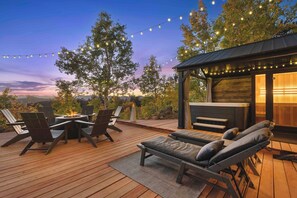 Outdoor dining - Wow views! 5BR, 4B, 3 Kings, Hot Tub & Sauna spa area, 85" TV, Pool Table (Jefferson)