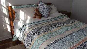 3 bedrooms, desk, iron/ironing board, bed sheets