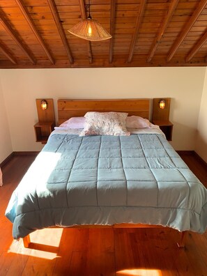 5 bedrooms, iron/ironing board, WiFi, bed sheets