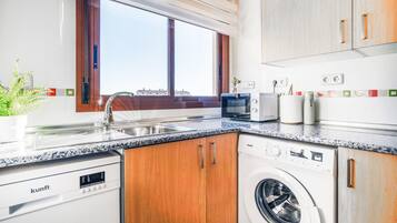 Een koelkast, een kookplaat, een vaatwasser