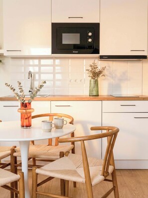 Fridge, microwave, stovetop, coffee/tea maker - TurnKey | Antonin Dvorak Studio II (Praha 2)