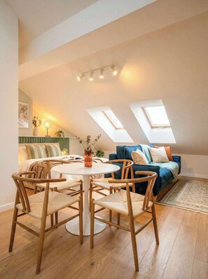 Dining - TurnKey | Antonin Dvorak Studio III (Praha 2)