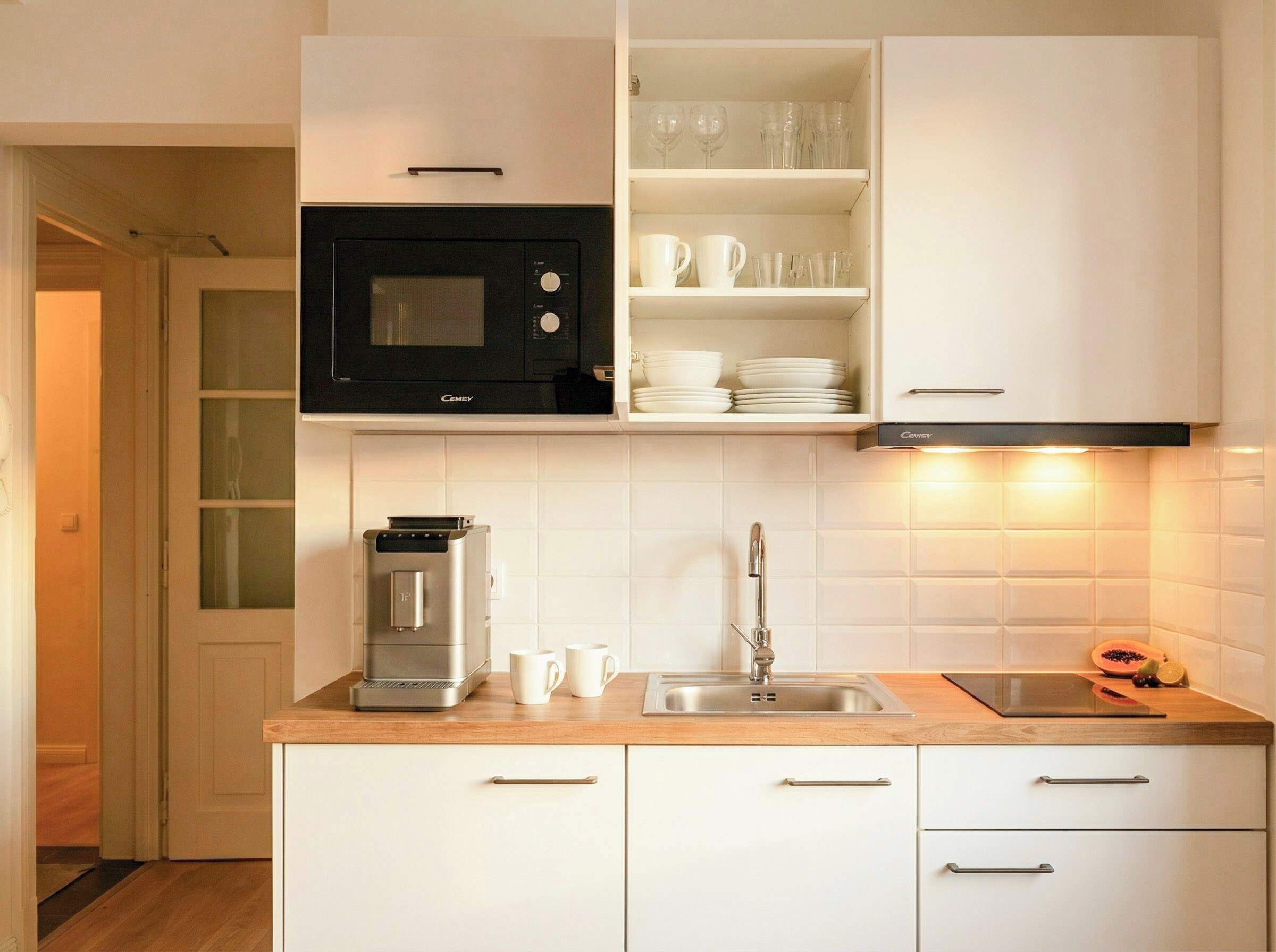 Kühlschrank, Mikrowelle, Herdplatte, Wasserkocher mit Kaffee-/Teezubehör