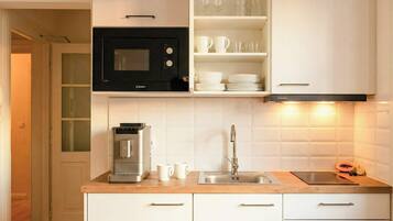 Kühlschrank, Mikrowelle, Herdplatte, Wasserkocher mit Kaffee-/Teezubehör